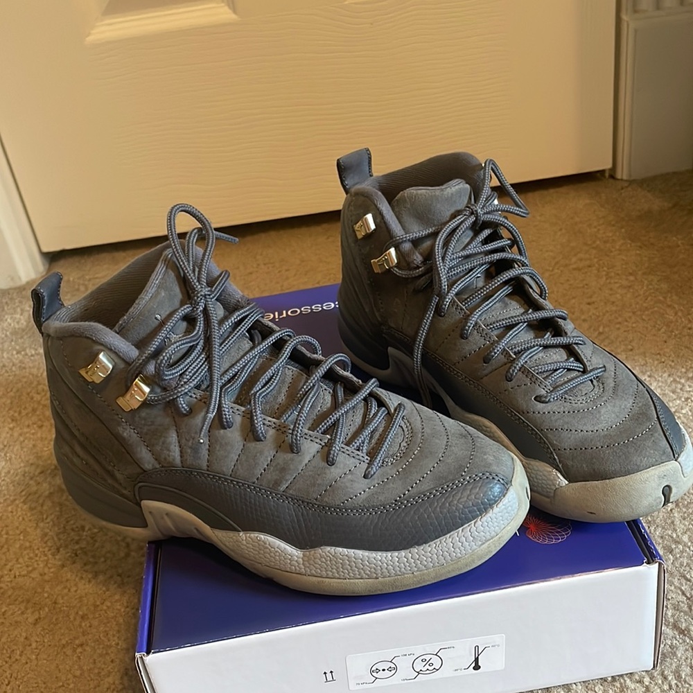 Air Jordan 12 Retro BG Wolf Grey Size 5Y (6.5/7 women’s)